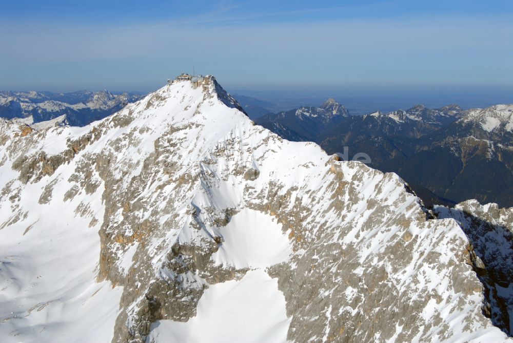 Garmisch-Partenkirchen aus der Vogelperspektive: Winterluftbild Bergstation der Seilbahn auf dem Gipfel der der Zugspitze bei Garmisch-Partenkirchen im Bundesland Bayern