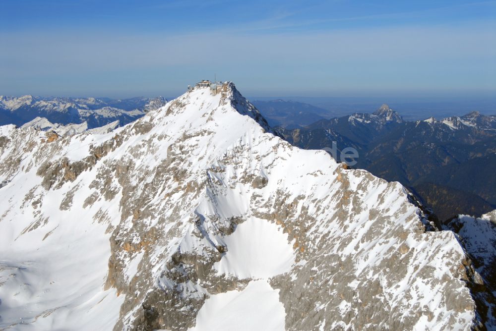 Luftbild Garmisch-Partenkirchen - Winterluftbild Bergstation der Seilbahn auf dem Gipfel der der Zugspitze bei Garmisch-Partenkirchen im Bundesland Bayern