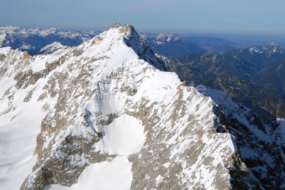 Luftaufnahme Garmisch-Partenkirchen - Winterluftbild Bergstation der Seilbahn auf dem Gipfel der der Zugspitze bei Garmisch-Partenkirchen im Bundesland Bayern