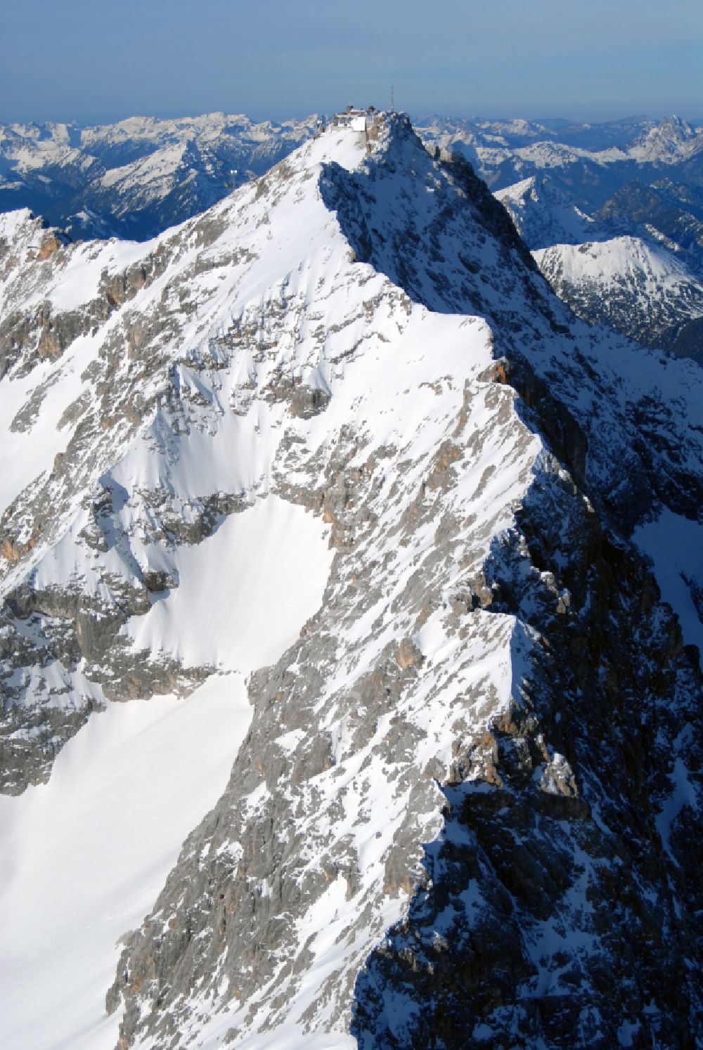 Garmisch-Partenkirchen von oben - Winterluftbild Bergstation der Seilbahn auf dem Gipfel der der Zugspitze bei Garmisch-Partenkirchen im Bundesland Bayern