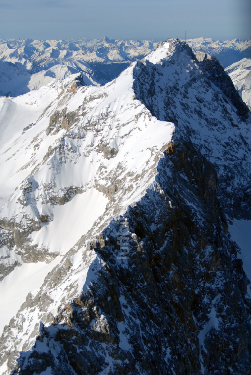 Garmisch-Partenkirchen aus der Vogelperspektive: Winterluftbild Bergstation der Seilbahn auf dem Gipfel der der Zugspitze bei Garmisch-Partenkirchen im Bundesland Bayern