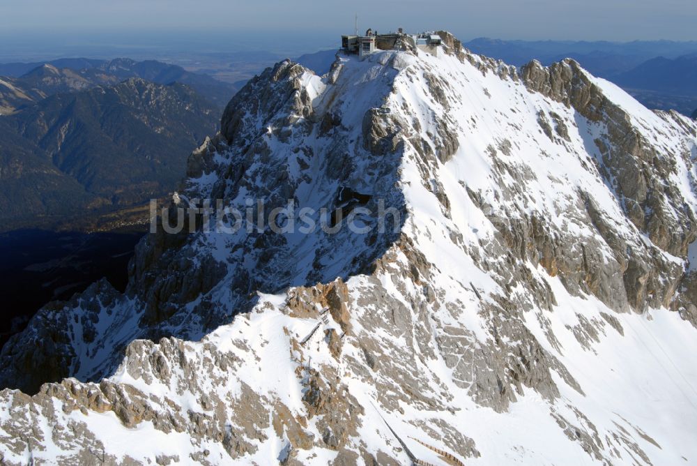 Garmisch-Partenkirchen von oben - Winterluftbild Bergstation der Seilbahn auf dem Gipfel der der Zugspitze bei Garmisch-Partenkirchen im Bundesland Bayern