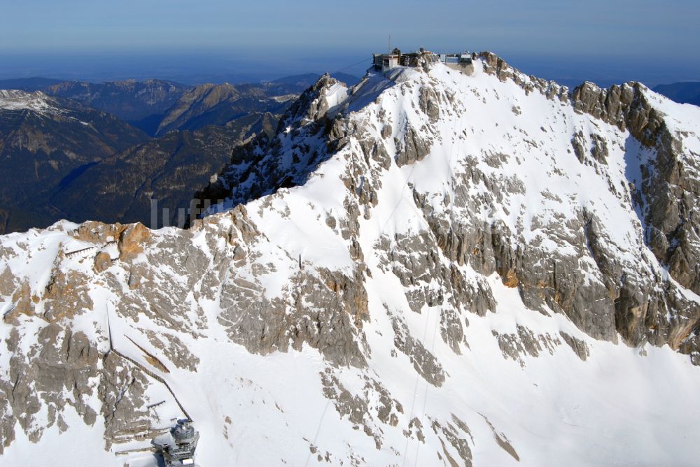 Garmisch-Partenkirchen aus der Vogelperspektive: Winterluftbild Bergstation der Seilbahn auf dem Gipfel der der Zugspitze bei Garmisch-Partenkirchen im Bundesland Bayern