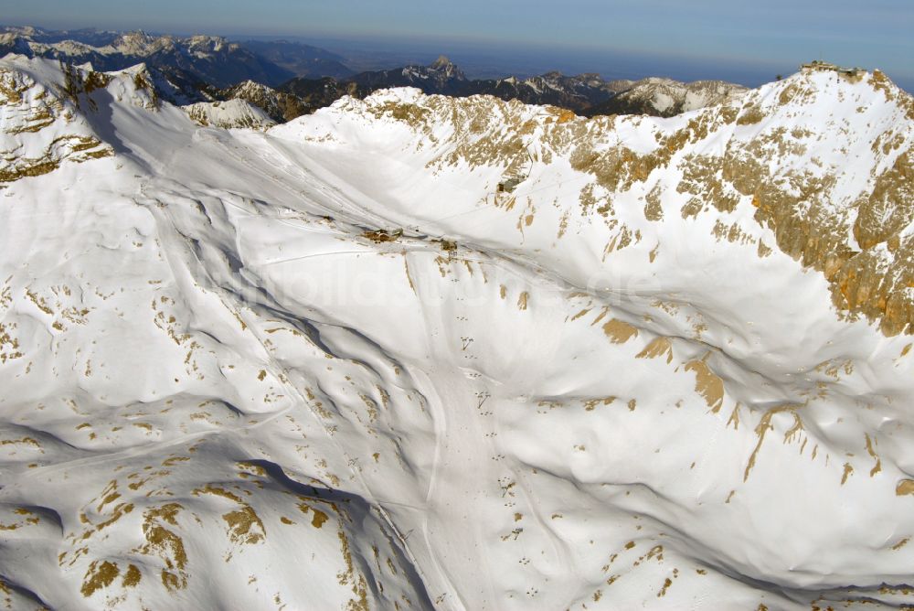 Garmisch-Partenkirchen von oben - Winterluftbild Bergstation der Seilbahn auf dem Gipfel der der Zugspitze bei Garmisch-Partenkirchen im Bundesland Bayern