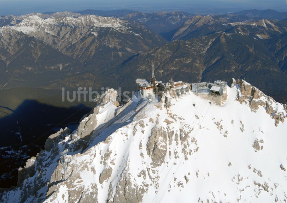 Garmisch-Partenkirchen aus der Vogelperspektive: Winterluftbild Bergstation der Seilbahn auf dem Gipfel der der Zugspitze bei Garmisch-Partenkirchen im Bundesland Bayern