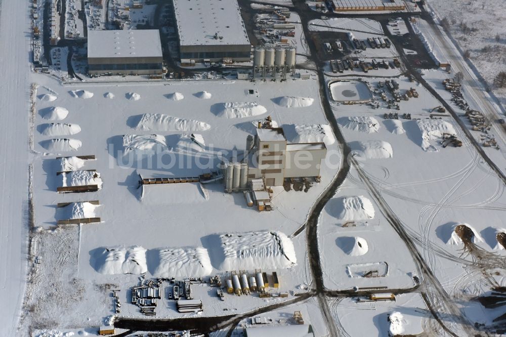 Werneuchen von oben - Winterluftbild Beton- und Baustoffmischwerk in Werneuchen im Bundesland Brandenburg