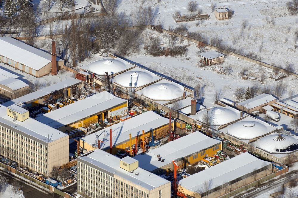 Berlin aus der Vogelperspektive: Winterluftbild Betriebshof der BORAMTEC Bohr & Rammtechnik Berlin GmbH im Ortsteil Karlshorst in Berlin, Deutschland