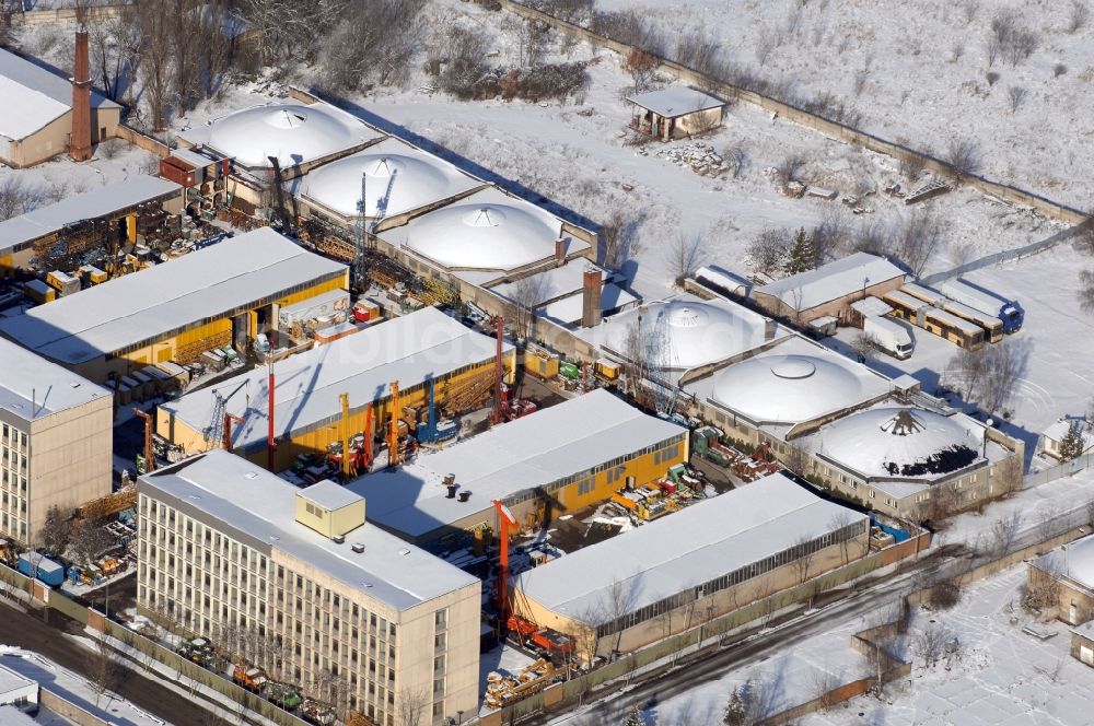 Luftbild Berlin - Winterluftbild Betriebshof der BORAMTEC Bohr & Rammtechnik Berlin GmbH im Ortsteil Karlshorst in Berlin, Deutschland