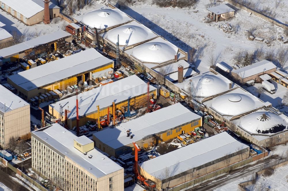 Luftaufnahme Berlin - Winterluftbild Betriebshof der BORAMTEC Bohr & Rammtechnik Berlin GmbH im Ortsteil Karlshorst in Berlin, Deutschland