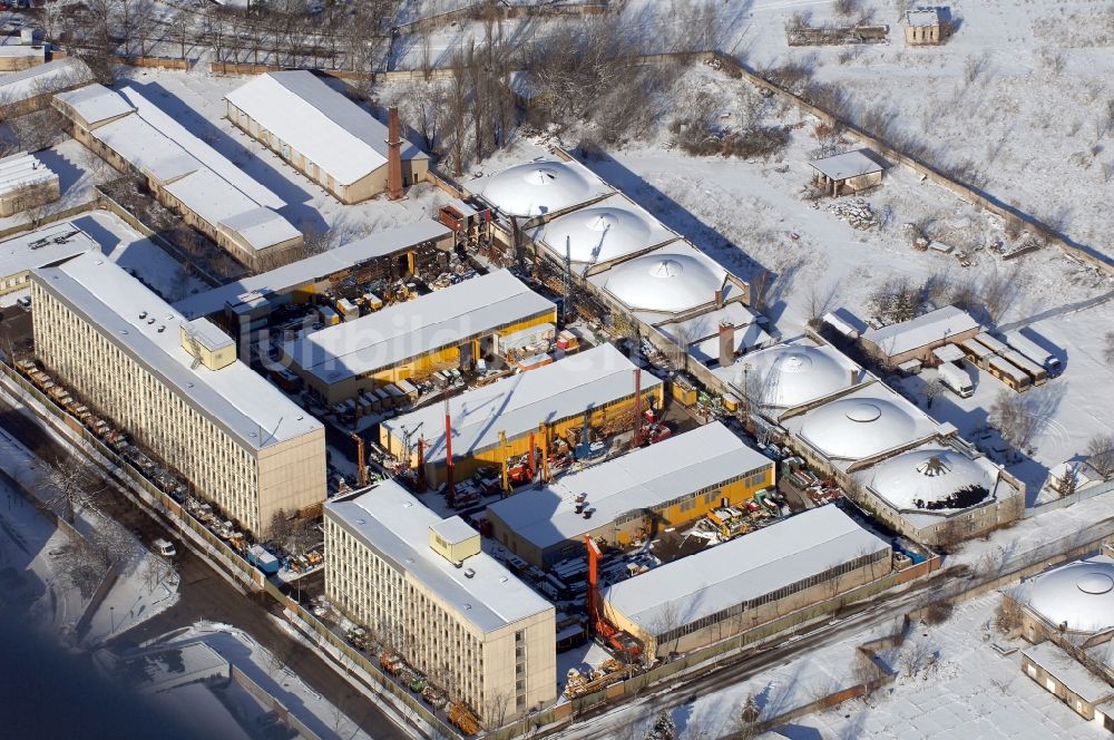 Berlin von oben - Winterluftbild Betriebshof der BORAMTEC Bohr & Rammtechnik Berlin GmbH im Ortsteil Karlshorst in Berlin, Deutschland