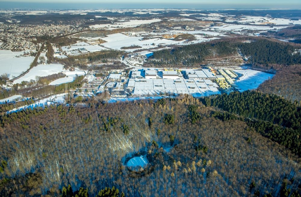 Luftbild Warstein - Winterluftbild Bierbrauerei- Werksgelände der Warsteiner Brauerei Haus Cramer KG in Warstein im Bundesland Nordrhein-Westfalen