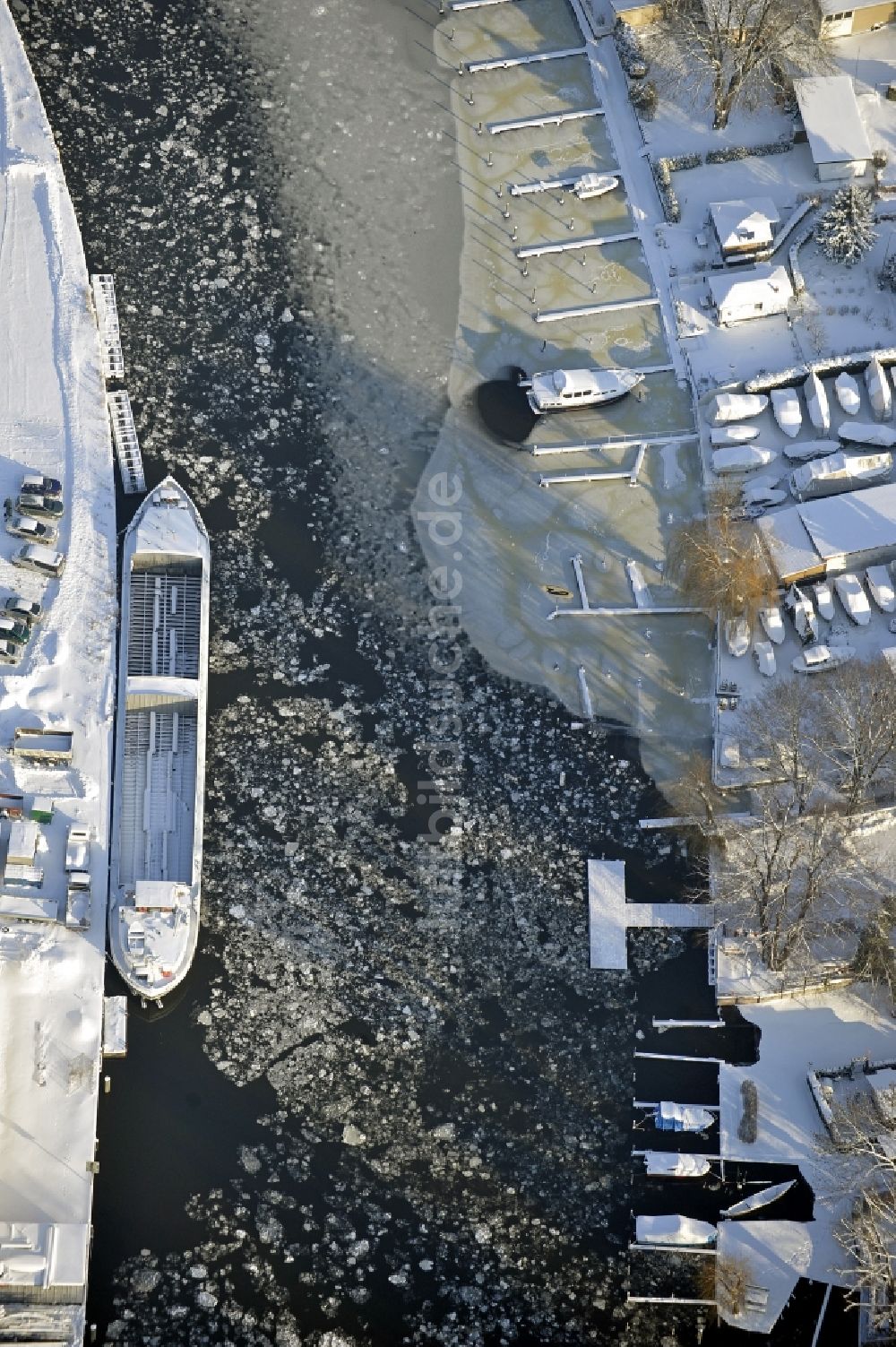 Berlin aus der Vogelperspektive: Winterluftbild Binnenhafen Südhafen in Berlin, Deutschland