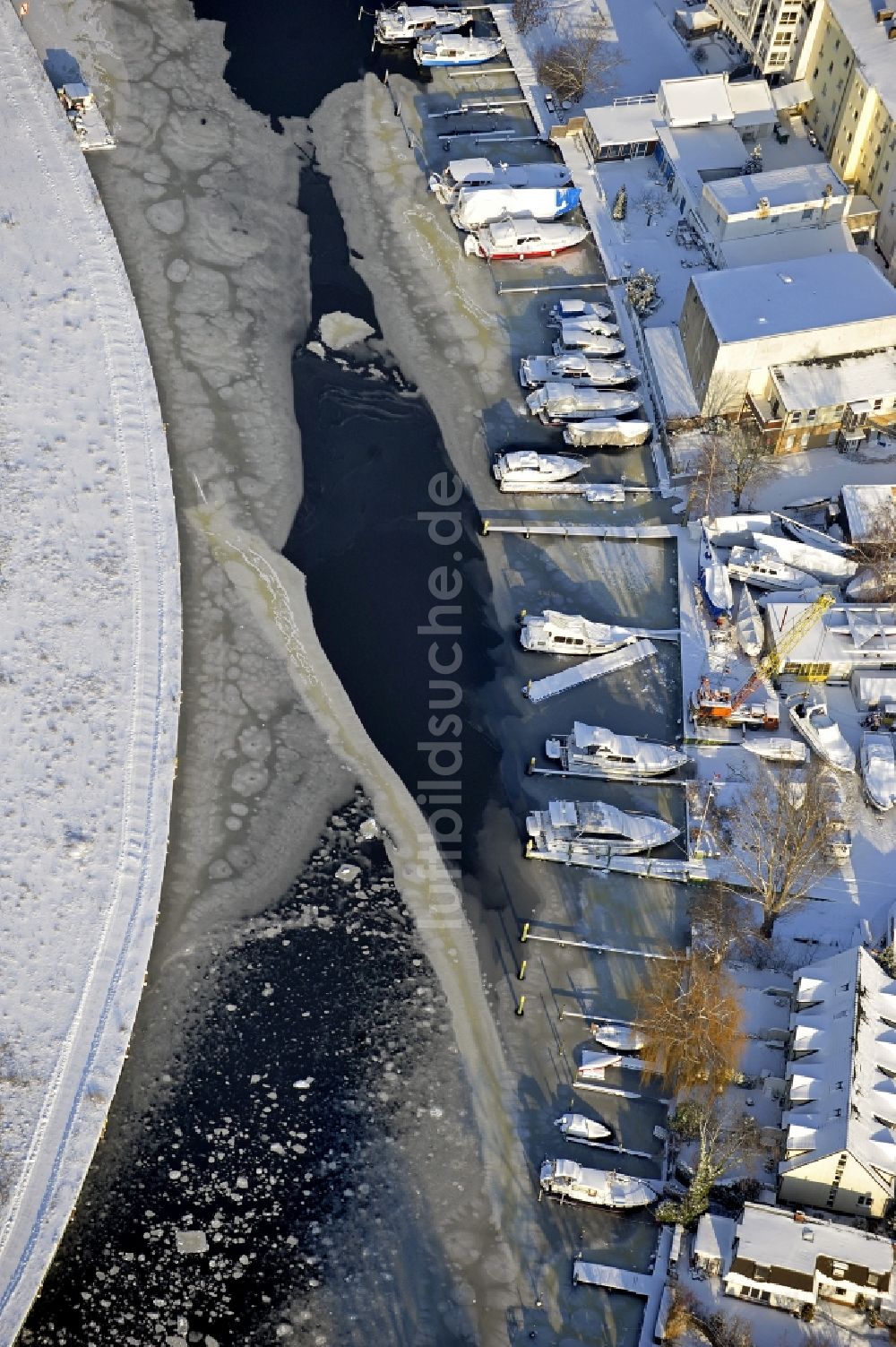 Berlin aus der Vogelperspektive: Winterluftbild Binnenhafen Südhafen in Berlin, Deutschland