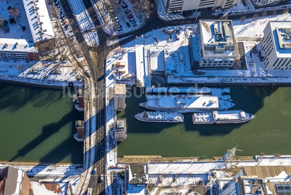 Duisburg von oben - Winterluftbild Brückenbauwerk- Schwanentorbrücke über den Innenhafen-Kanal mit verhüllten Westtürmen zur Sanierung in Duisburg im Bundesland Nordrhein-Westfalen