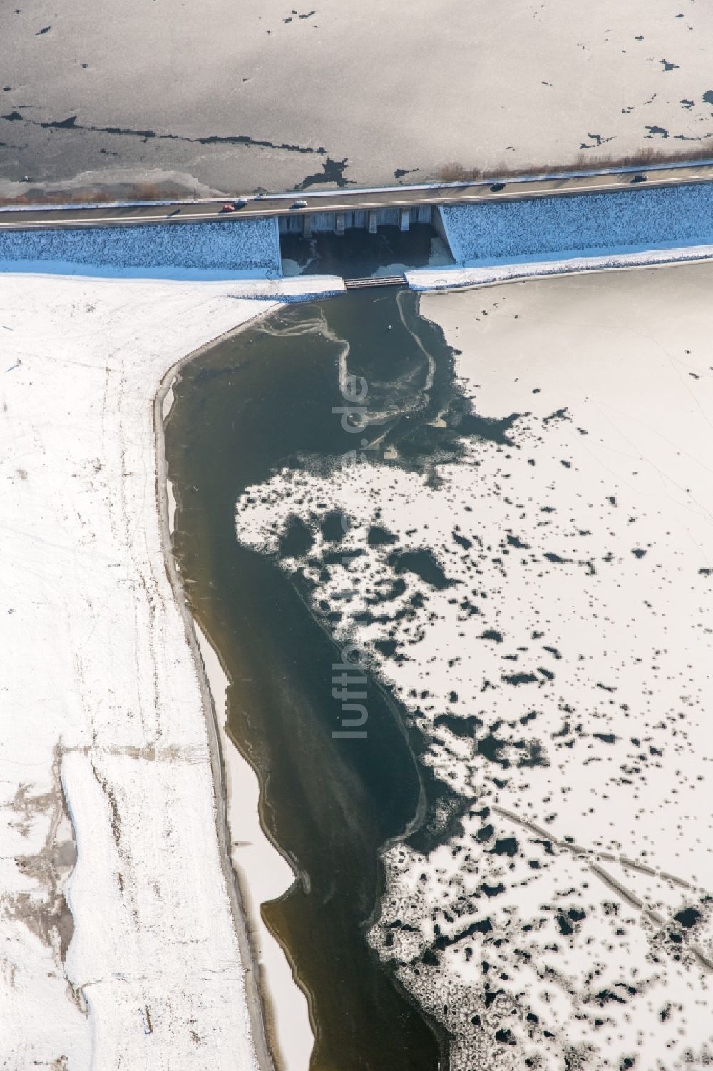 Luftbild Möhnesee - Winterluftbild vom Brückenbauwerk- Staumauer Körbecker Brücke über die Möhne im Ortsteil Körbecke in Möhnesee im Bundesland Nordrhein-Westfalen