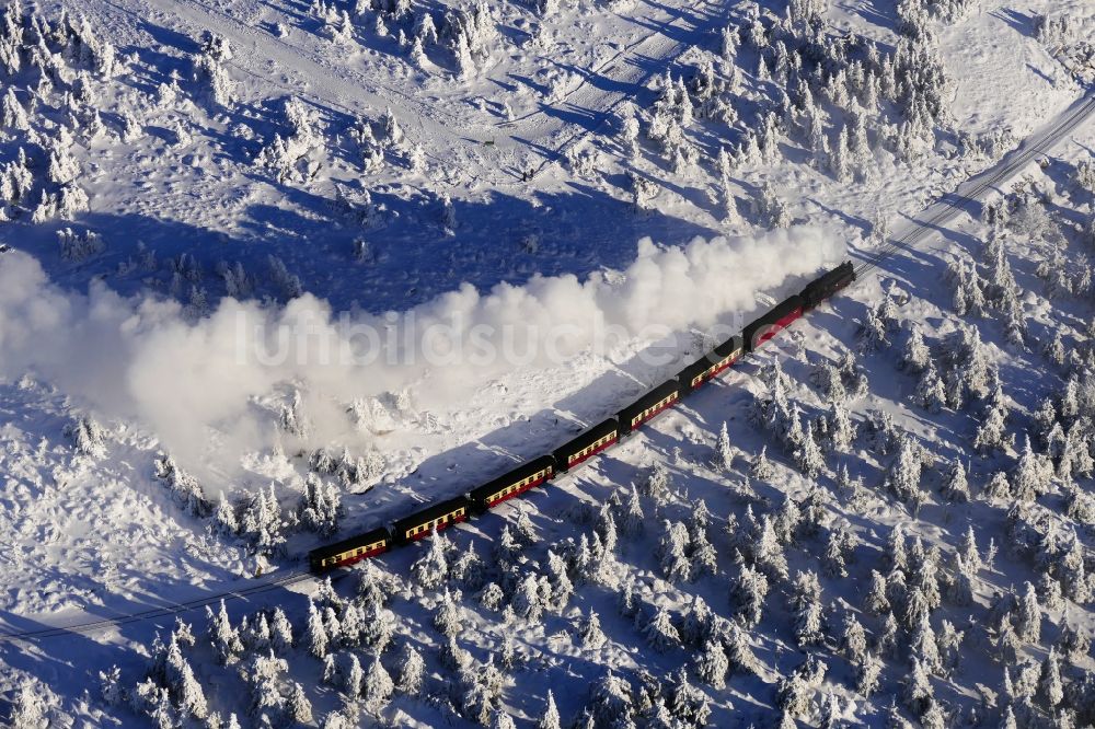 Luftaufnahme Schierke - Winterluftbild Brockenbahn - Harzquerbahn - Harzer Schmalspurbahn am Brocken in Schsen-Anhalt