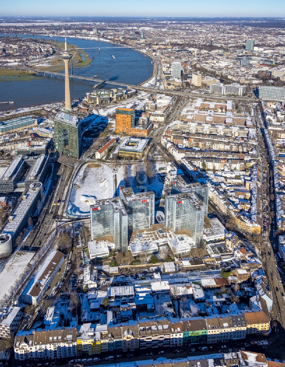 Luftbild Düsseldorf - Winterluftbild Bürogebäude des Geschäftshauses RWI4 im Ortsteil Unterbilk in Düsseldorf im Bundesland Nordrhein-Westfalen, Deutschland