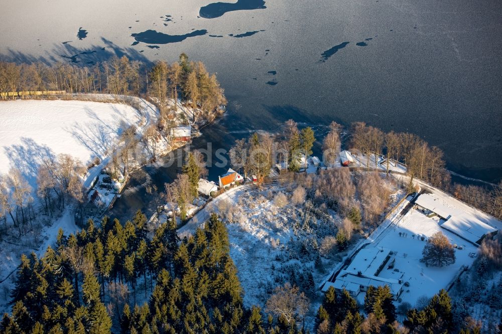 Möhnesee aus der Vogelperspektive: Winterluftbild Bucht und Uferbereiche des Sees Möhnsee in Möhnesee im Bundesland Nordrhein-Westfalen