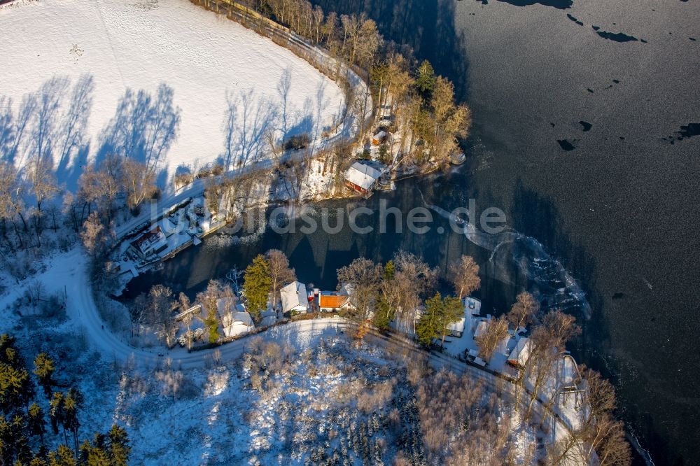 Luftbild Möhnesee - Winterluftbild Bucht und Uferbereiche des Sees Möhnsee in Möhnesee im Bundesland Nordrhein-Westfalen