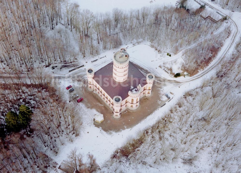 Binz von oben - Winterluftbild Burganlage des Schloss Jagdschloss Granitz in Binz im Bundesland Mecklenburg-Vorpommern, Deutschland