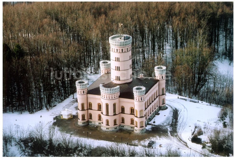 Binz von oben - Winterluftbild Burganlage des Schloss Jagdschloss Granitz in Binz im Bundesland Mecklenburg-Vorpommern, Deutschland