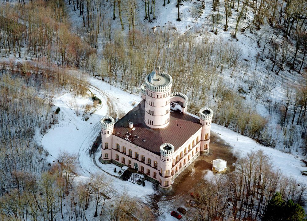 Binz aus der Vogelperspektive: Winterluftbild Burganlage des Schloss Jagdschloss Granitz in Binz im Bundesland Mecklenburg-Vorpommern, Deutschland