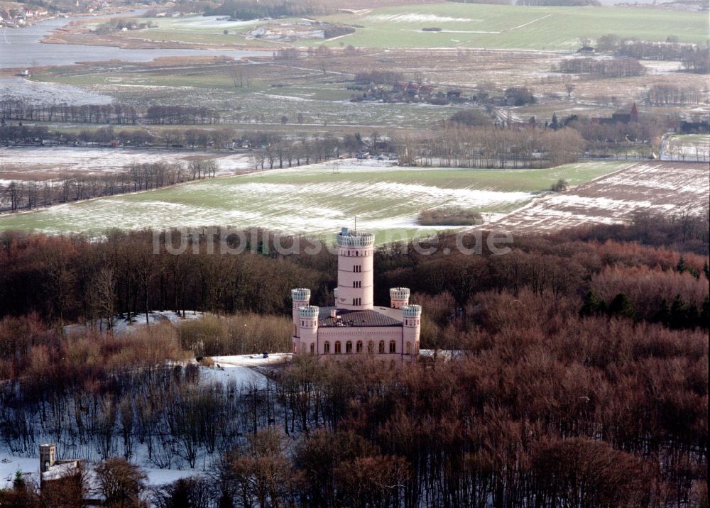 Luftaufnahme Binz - Winterluftbild Burganlage des Schloss Jagdschloss Granitz in Binz im Bundesland Mecklenburg-Vorpommern, Deutschland