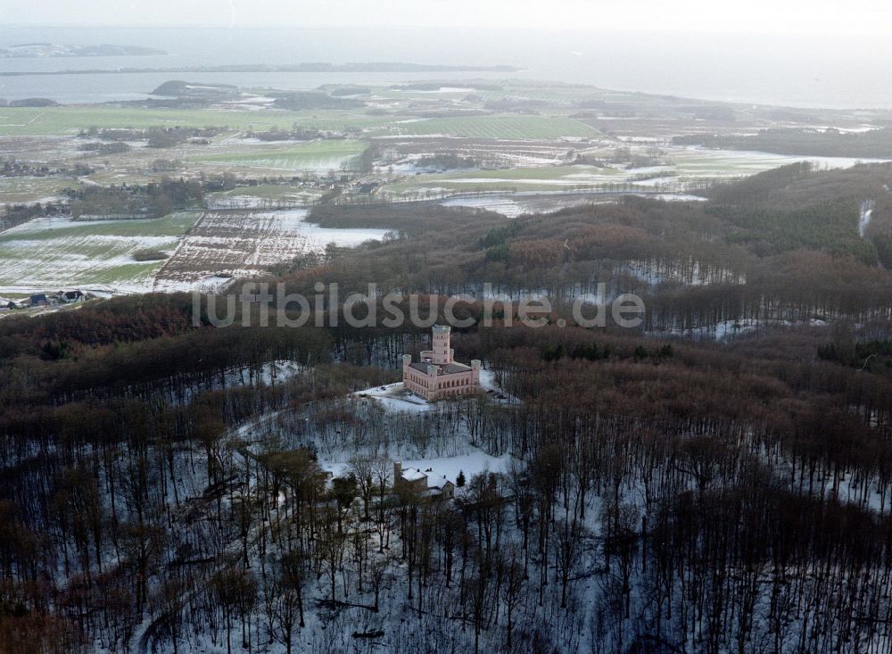 Binz aus der Vogelperspektive: Winterluftbild Burganlage des Schloss Jagdschloss Granitz in Binz im Bundesland Mecklenburg-Vorpommern, Deutschland