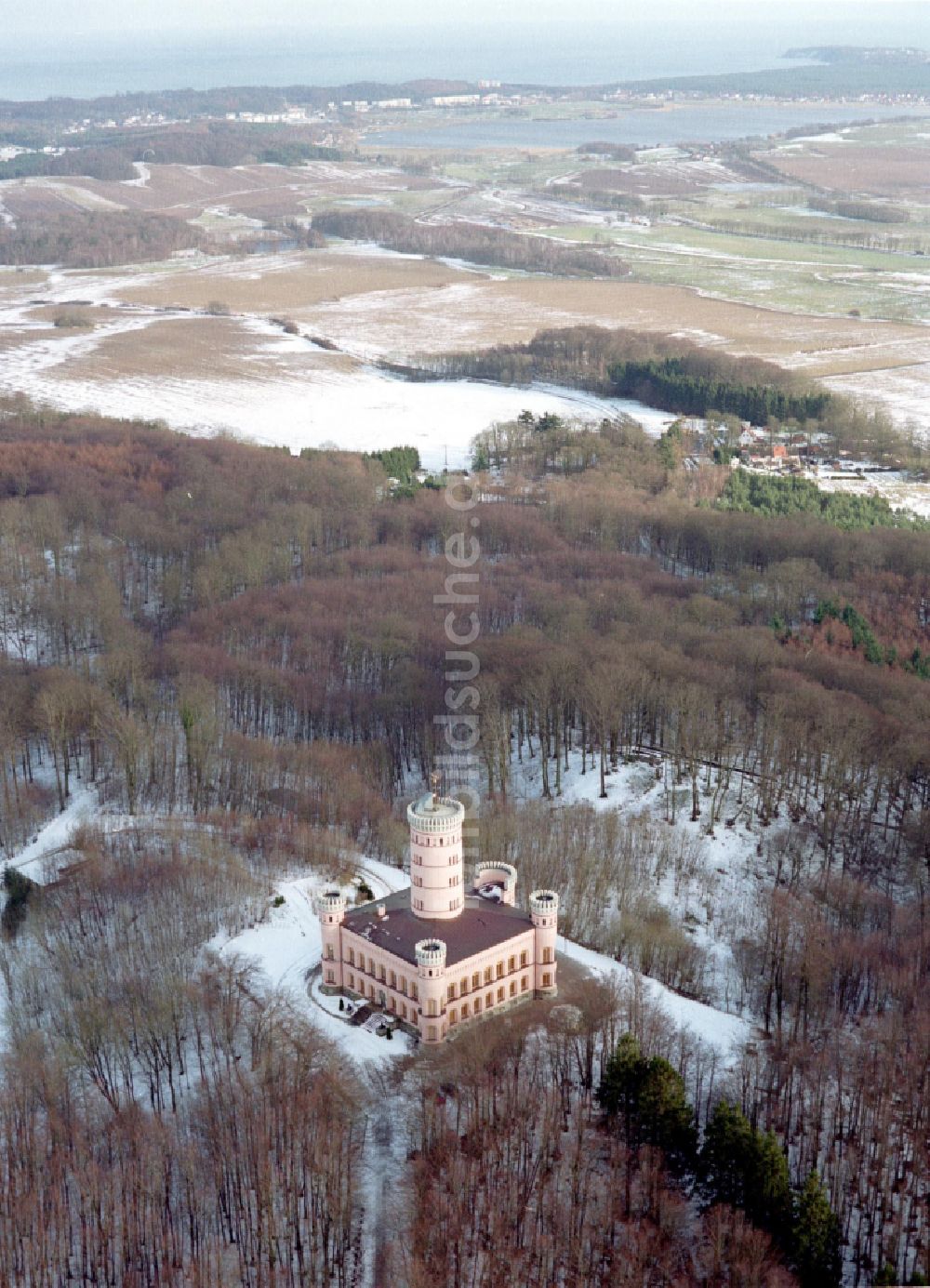 Binz von oben - Winterluftbild Burganlage des Schloss Jagdschloss Granitz in Binz im Bundesland Mecklenburg-Vorpommern, Deutschland