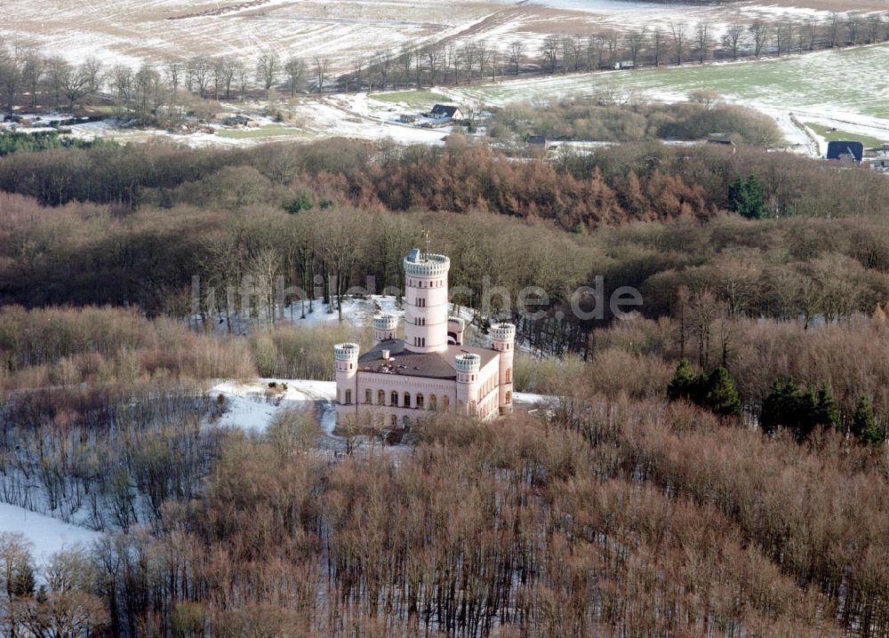 Binz aus der Vogelperspektive: Winterluftbild Burganlage des Schloss Jagdschloss Granitz in Binz im Bundesland Mecklenburg-Vorpommern, Deutschland