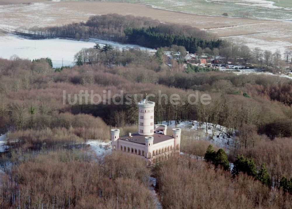 Luftbild Binz - Winterluftbild Burganlage des Schloss Jagdschloss Granitz in Binz im Bundesland Mecklenburg-Vorpommern, Deutschland