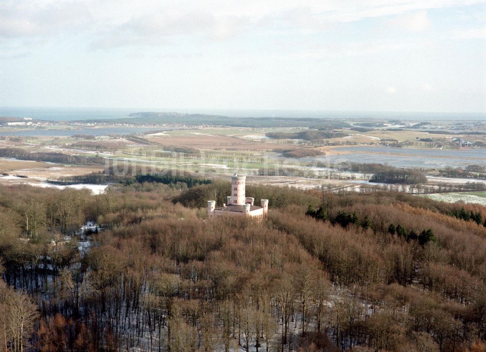 Luftbild Binz - Winterluftbild Burganlage des Schloss Jagdschloss Granitz in Binz im Bundesland Mecklenburg-Vorpommern, Deutschland