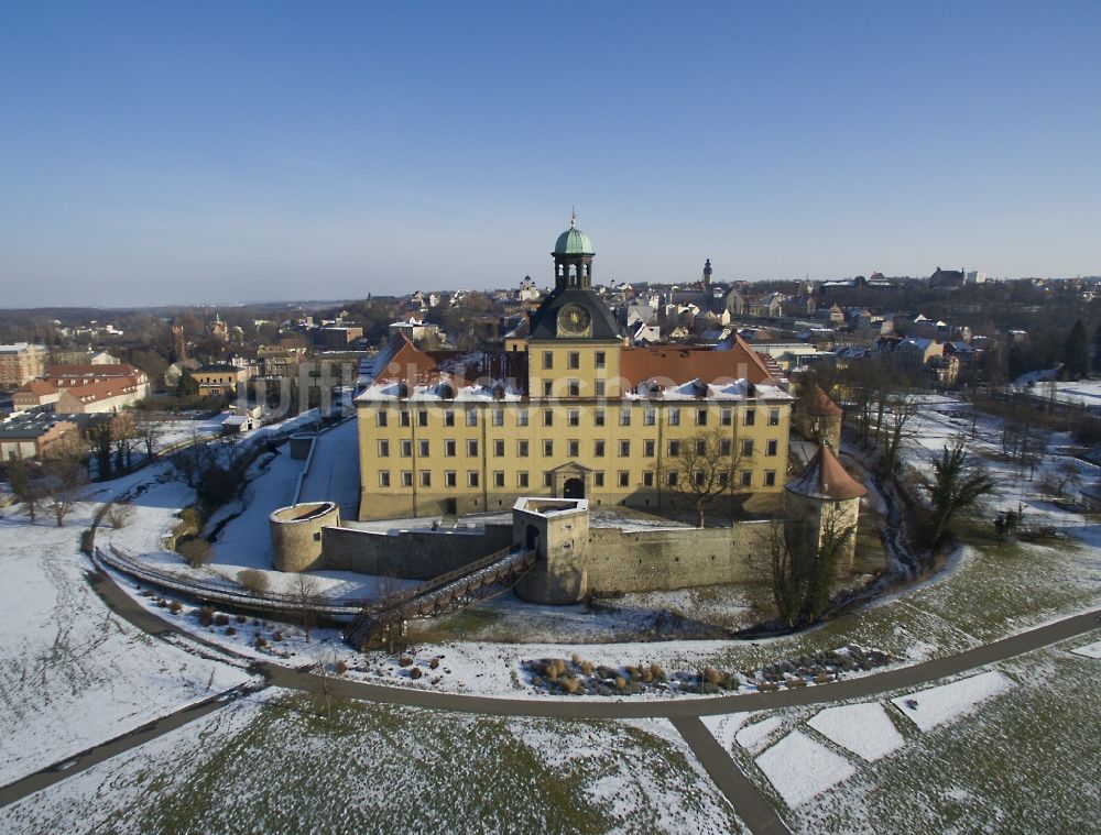 Zeitz aus der Vogelperspektive: Winterluftbild Burganlage des Schloss Moritzburg in Zeitz im Bundesland Sachsen-Anhalt