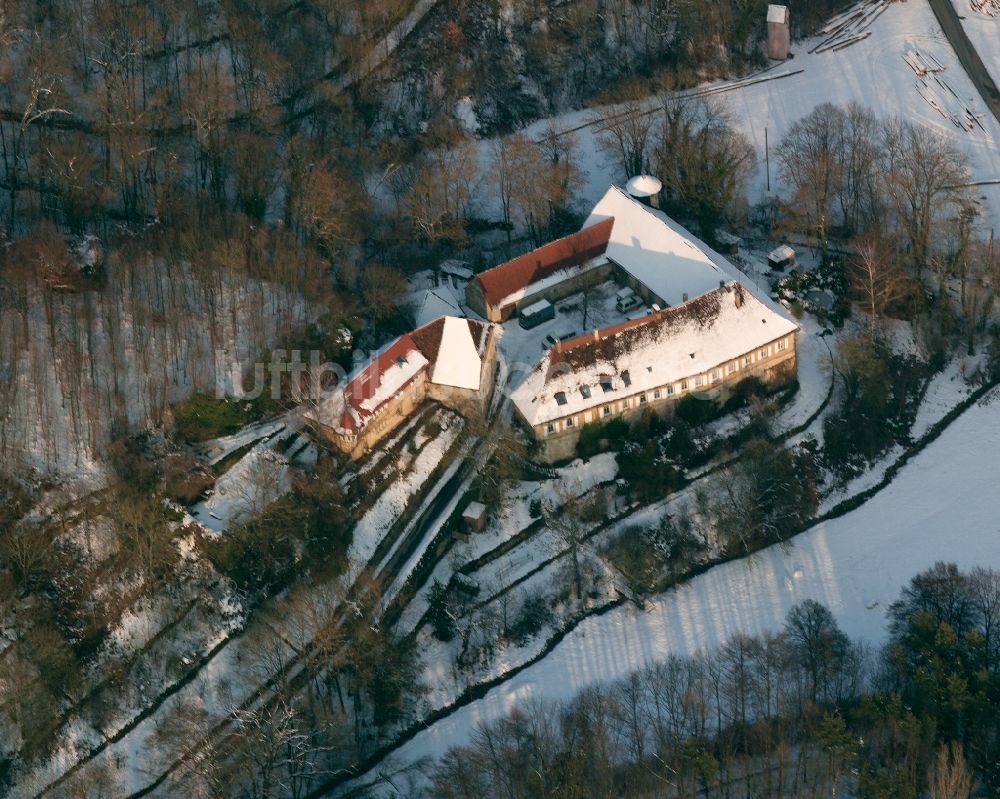 Maisenhälden aus der Vogelperspektive: Winterluftbild Burganlage des Schloss Schloss Domeneck in Maisenhälden im Bundesland Baden-Württemberg, Deutschland