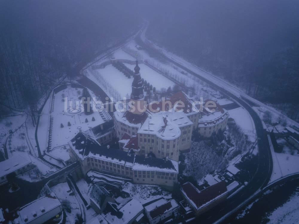 Weesenstein von oben - Winterluftbild Burganlage des Schloss Weesenstein in Weesenstein im Bundesland Sachsen, Deutschland