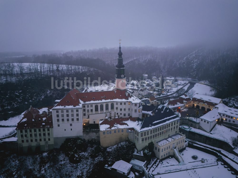 Weesenstein aus der Vogelperspektive: Winterluftbild Burganlage des Schloss Weesenstein in Weesenstein im Bundesland Sachsen, Deutschland