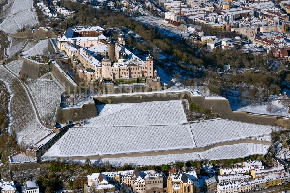 Würzburg aus der Vogelperspektive: Winterluftbild Burganlage der Veste Festung Marienberg in Würzburg im Bundesland Bayern, Deutschland