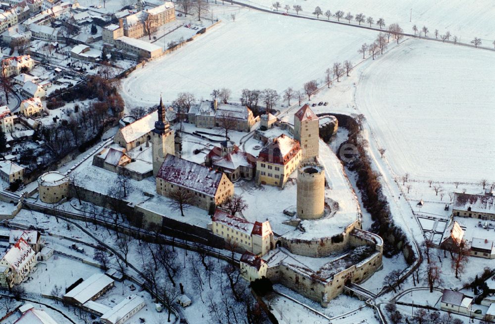 Querfurt von oben - Winterluftbild Burganlage der Veste Querfurt Straße Strasse der Romanik in Querfurt im Bundesland Sachsen-Anhalt, Deutschland