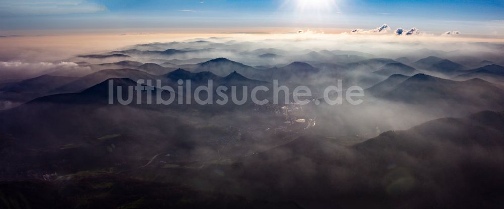 Luftaufnahme Annweiler am Trifels - Winterluftbild der Burgruinen Trifels, Scharfeneck und Anebos über dem Pfälzerwald in Annweiler am Trifels im Bundesland Rheinland-Pfalz, Deutschland
