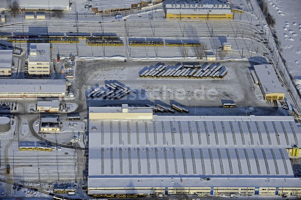 Luftaufnahme Berlin - Winterluftbild BVG Bus- und Straßenbahnhof im Bezirk Lichtenberg in Berlin