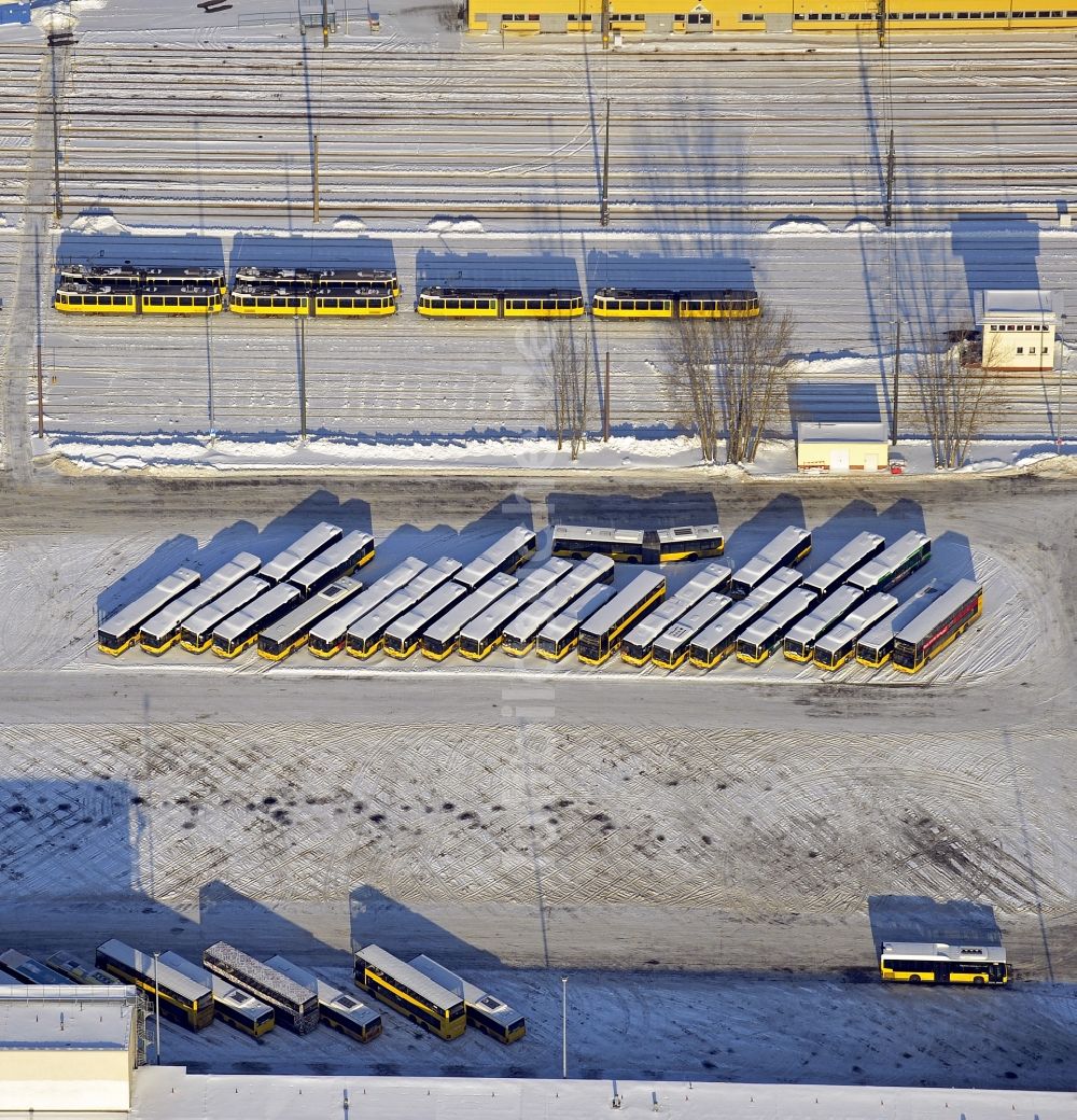 Luftbild Berlin - Winterluftbild BVG Bus- und Straßenbahnhof im Bezirk Lichtenberg in Berlin