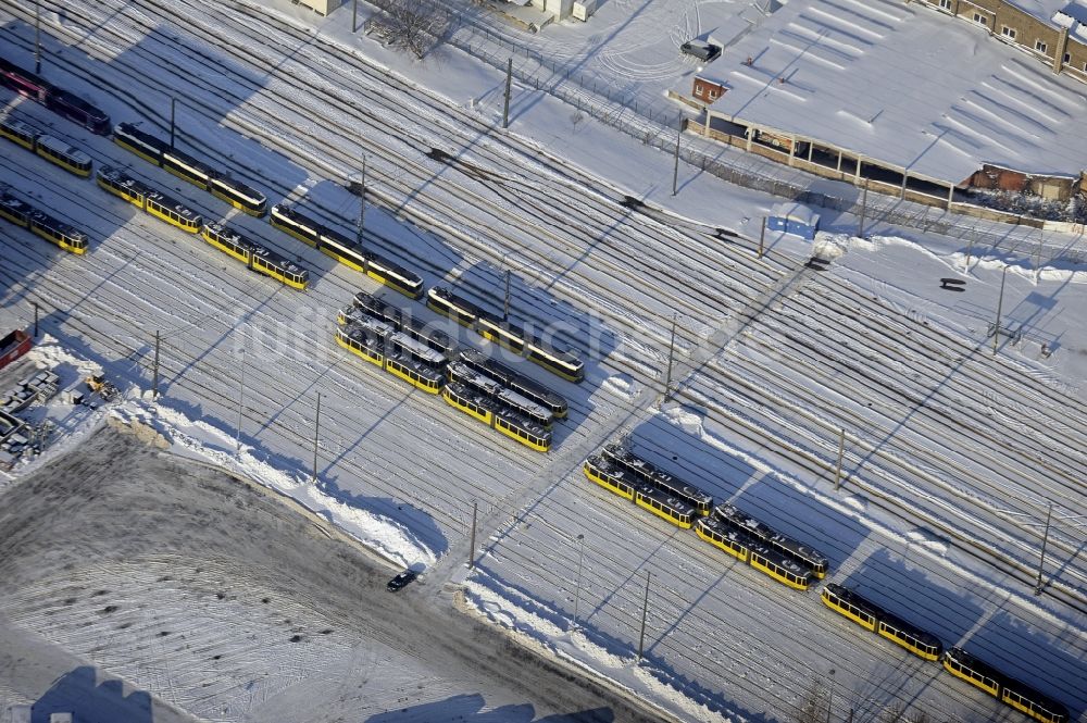 Luftaufnahme Berlin - Winterluftbild BVG Bus- und Straßenbahnhof im Bezirk Lichtenberg in Berlin