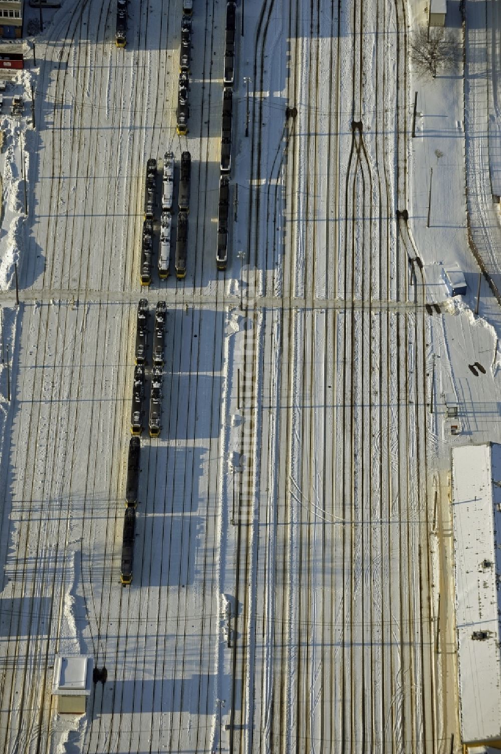 Luftaufnahme Berlin - Winterluftbild BVG Bus- und Straßenbahnhof im Bezirk Lichtenberg in Berlin