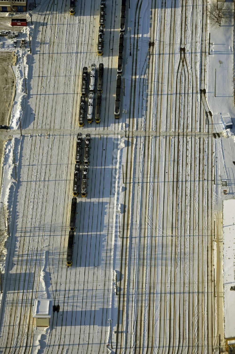 Berlin von oben - Winterluftbild BVG Bus- und Straßenbahnhof im Bezirk Lichtenberg in Berlin