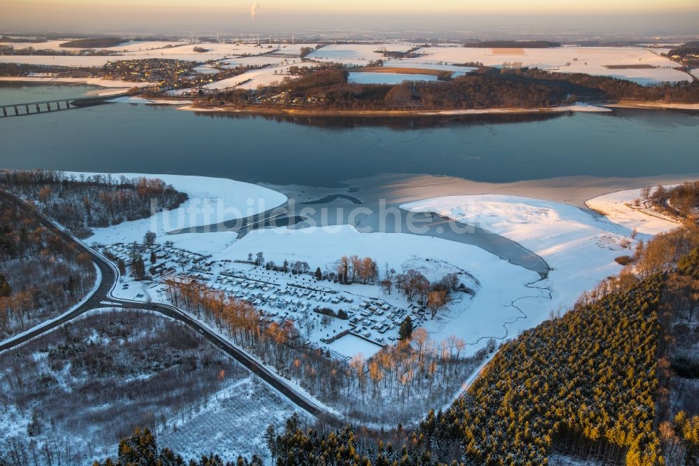 Möhnesee von oben - Winterluftbild Campingplatz mit Wohnwagen am zugefrorenen Möhnesee im Ortsteil Körbecke in Möhnesee im Bundesland Nordrhein-Westfalen