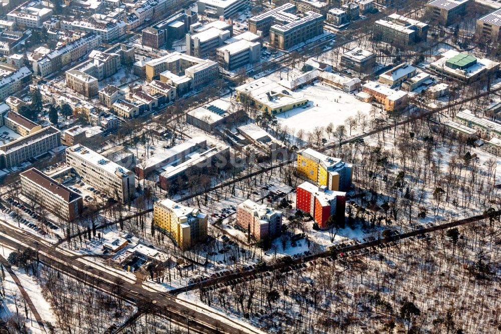 Karlsruhe aus der Vogelperspektive: Winterluftbild Campus- Gebäude der Fachhochschule Hochschule Karlsruhe – Technik und Wirtschaft und Studentenwohnheime in Karlsruhe im Bundesland Baden-Württemberg, Deutschland