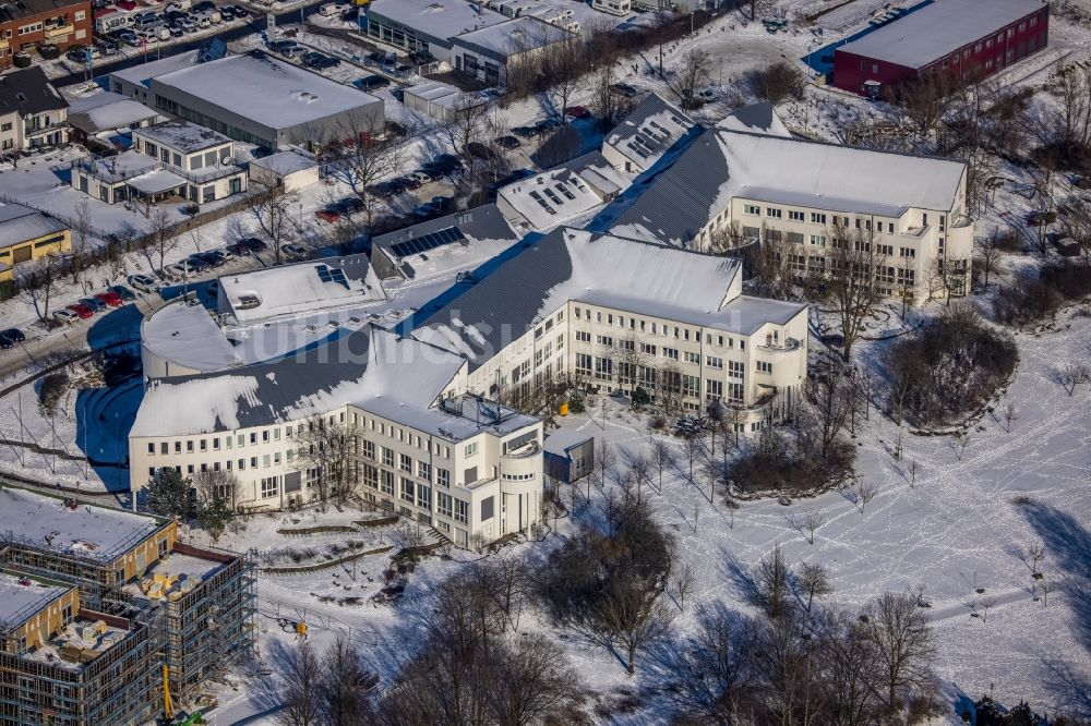 Witten aus der Vogelperspektive: Winterluftbild Campus- Universitäts- Gebäude in Witten im Bundesland Nordrhein-Westfalen, Deutschland