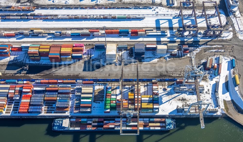 Luftbild Duisburg - Winterluftbild Containerterminal im Containerhafen des Binnenhafen DUSS-TERMINAL im Ortsteil Homberg-Ruhrort-Baerl in Duisburg im Bundesland Nordrhein-Westfalen, Deutschland