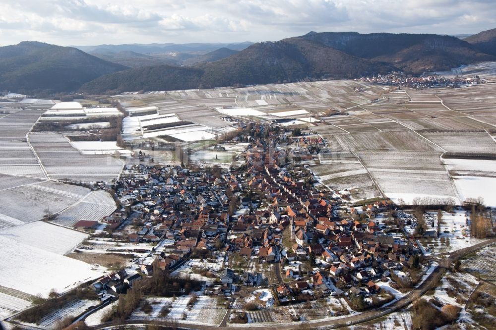 Göcklingen aus der Vogelperspektive: Winterluftbild Dorf - Ansicht in Göcklingen im Bundesland Rheinland-Pfalz, Deutschland