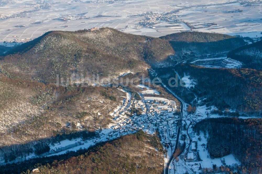 Luftbild Waldhambach - Winterluftbild Dorf - Ansicht und Madenburg in Waldhambach im Bundesland Rheinland-Pfalz, Deutschland